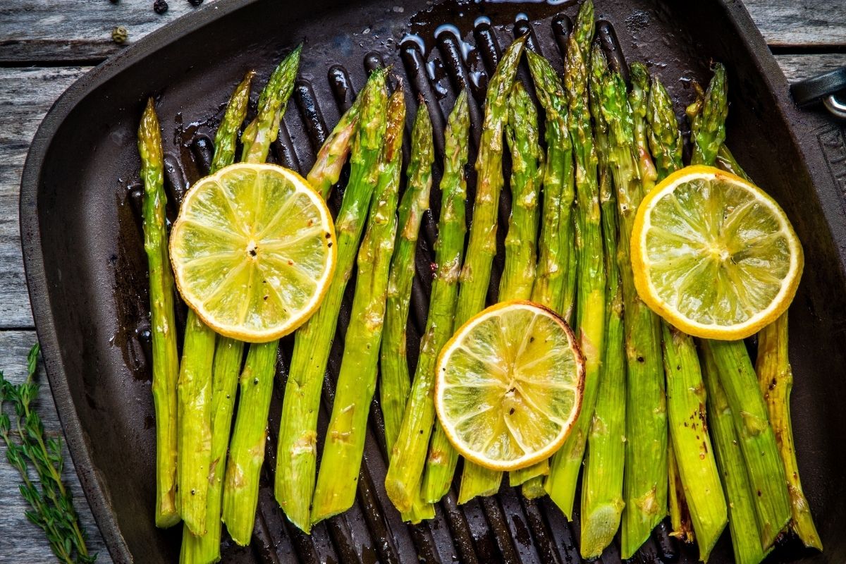 Grilled asparagus topped with lemon slices