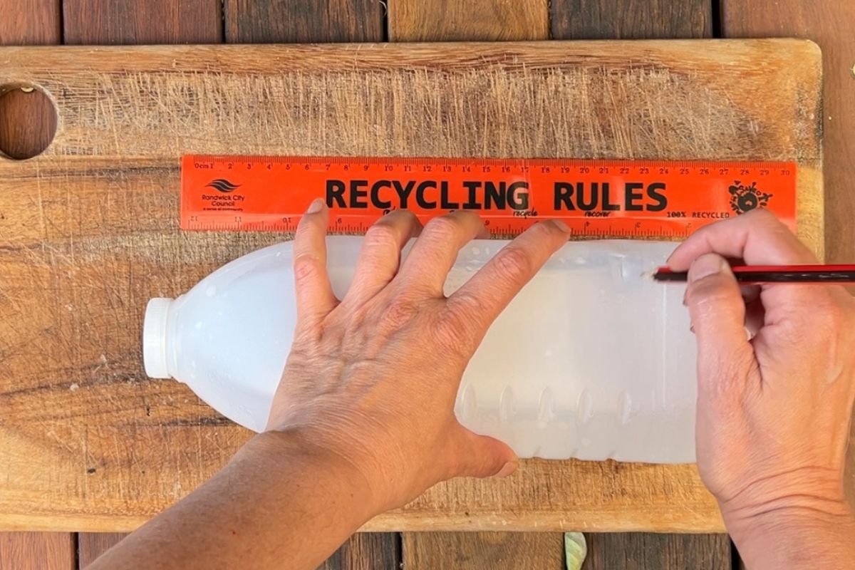 Marking the cutting line on the plastic bottle