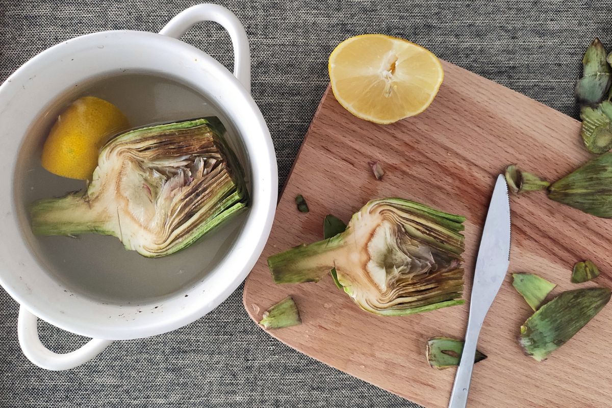 Placing the prepared buds in acidulated water