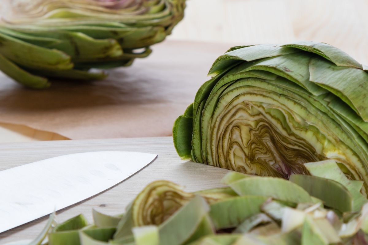 Preparing the artichoke bud